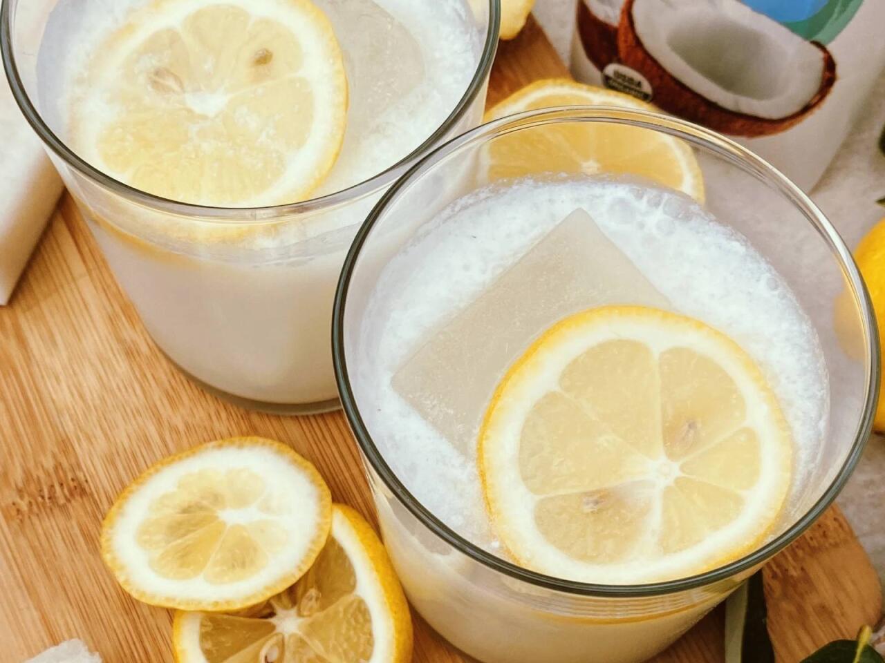 S&uuml;də limon suyu sıxanda g&ouml;r&uuml;n nə baş verir  Marketə getməyə ehtiyac qalmadı  VİDEO