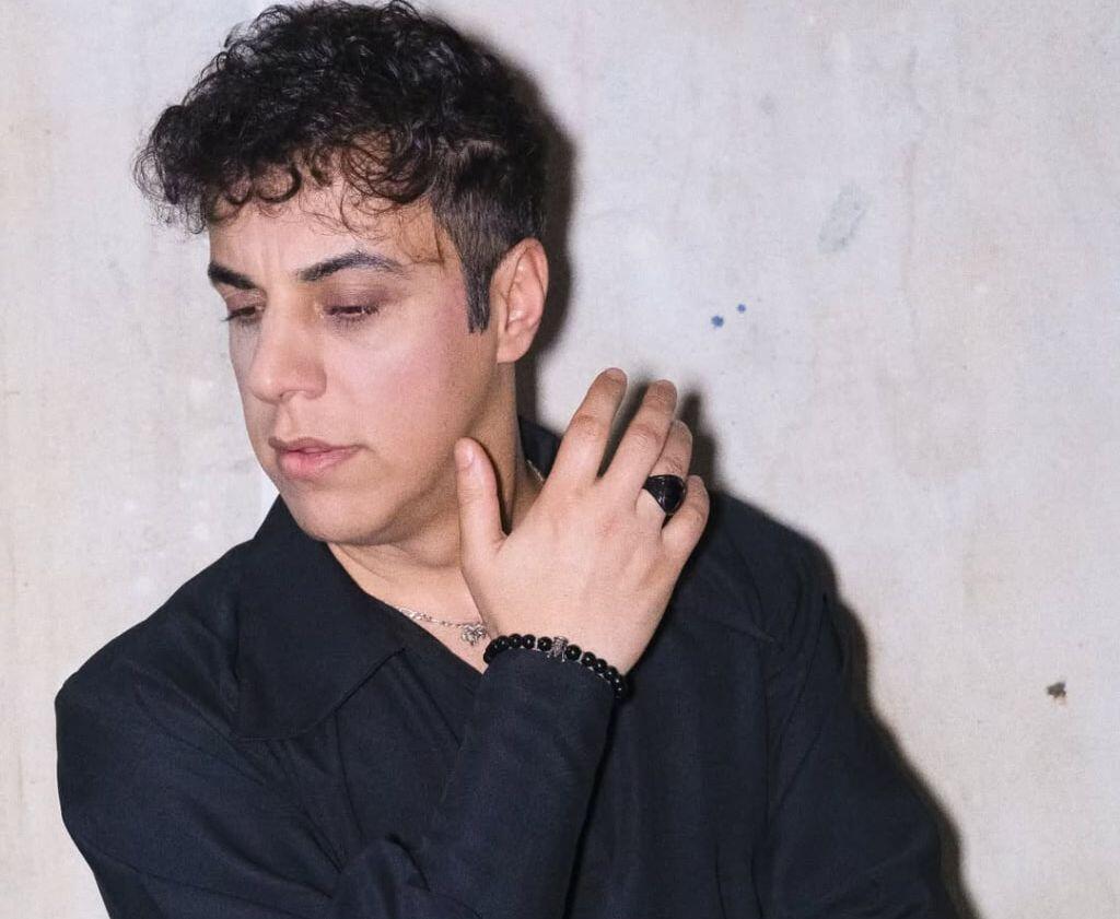 "O əməkdar artist Emin Sabitoğlunun mahnısını bərbad g&uuml;nə qoydu"