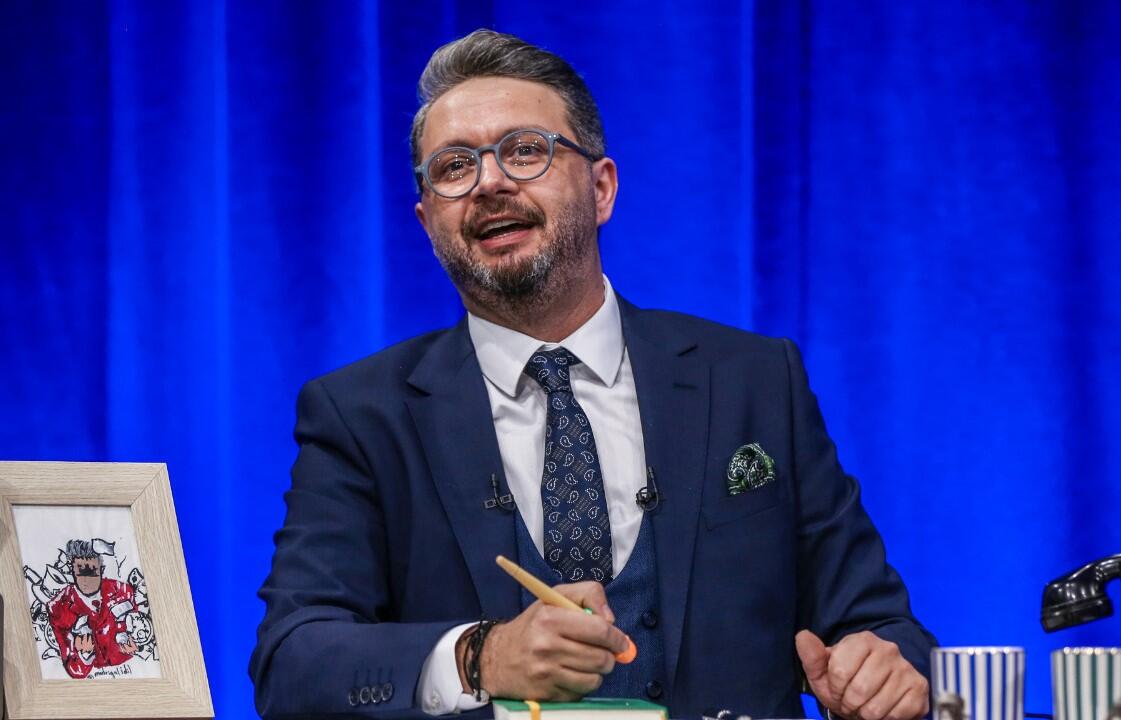 &Ouml;z&uuml;ndən 16 yaş ki&ccedil;ik fenomenlə sevgilidir  FOTO