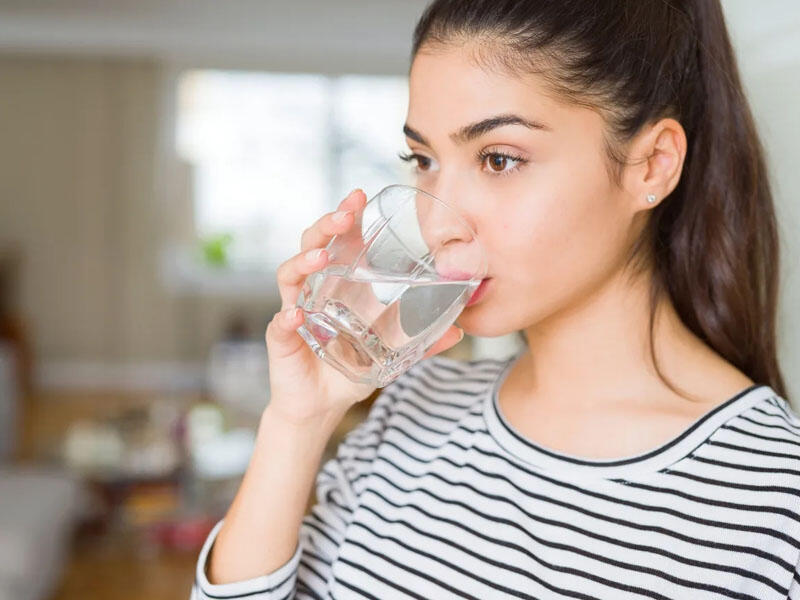 Yemək yeyərkən su i&ccedil;məyin