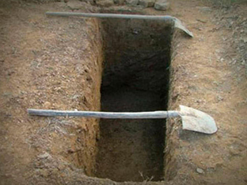 &Ouml;z&uuml;nə "l&uuml;ks" məzar qazdırdı  FOTO