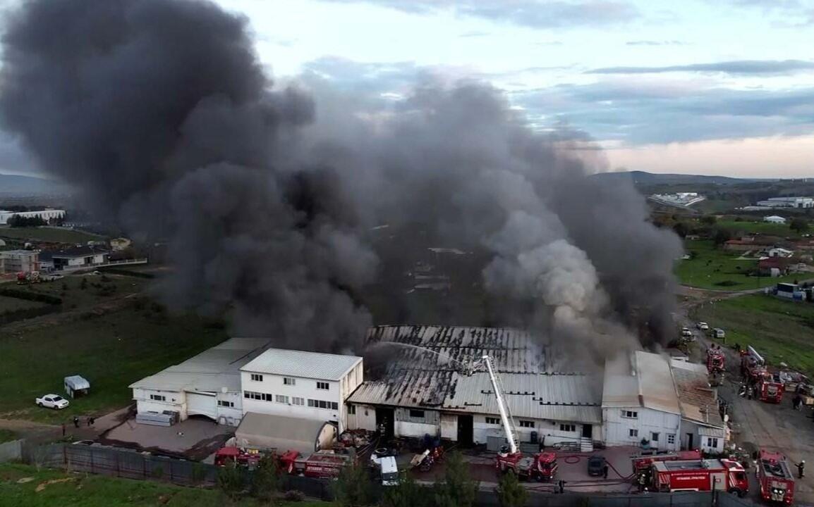 T&uuml;rkiyədə fabrikdə g&uuml;cl&uuml; yanğın 