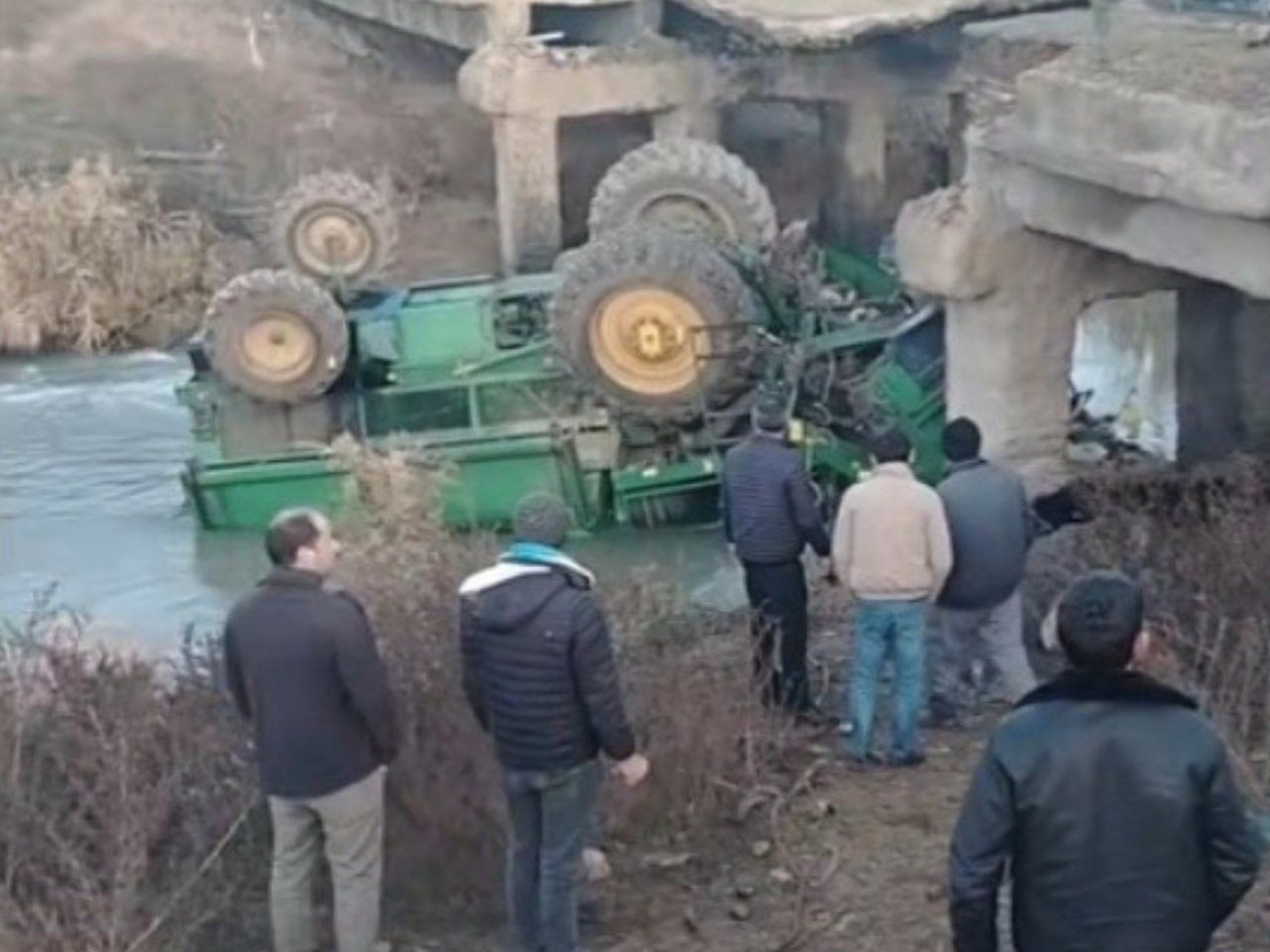 K&ouml;rp&uuml; u&ccedil;du, kanala d&uuml;şən kombayn s&uuml;r&uuml;c&uuml;s&uuml; &ouml;ld&uuml; 