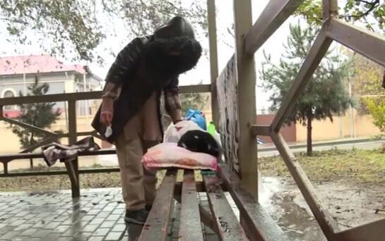 Bacısı evinin a&ccedil;arını əlindən alıb, 3 aydır evə qoymur  Zirzəmidə yaşayır...  VİDEO