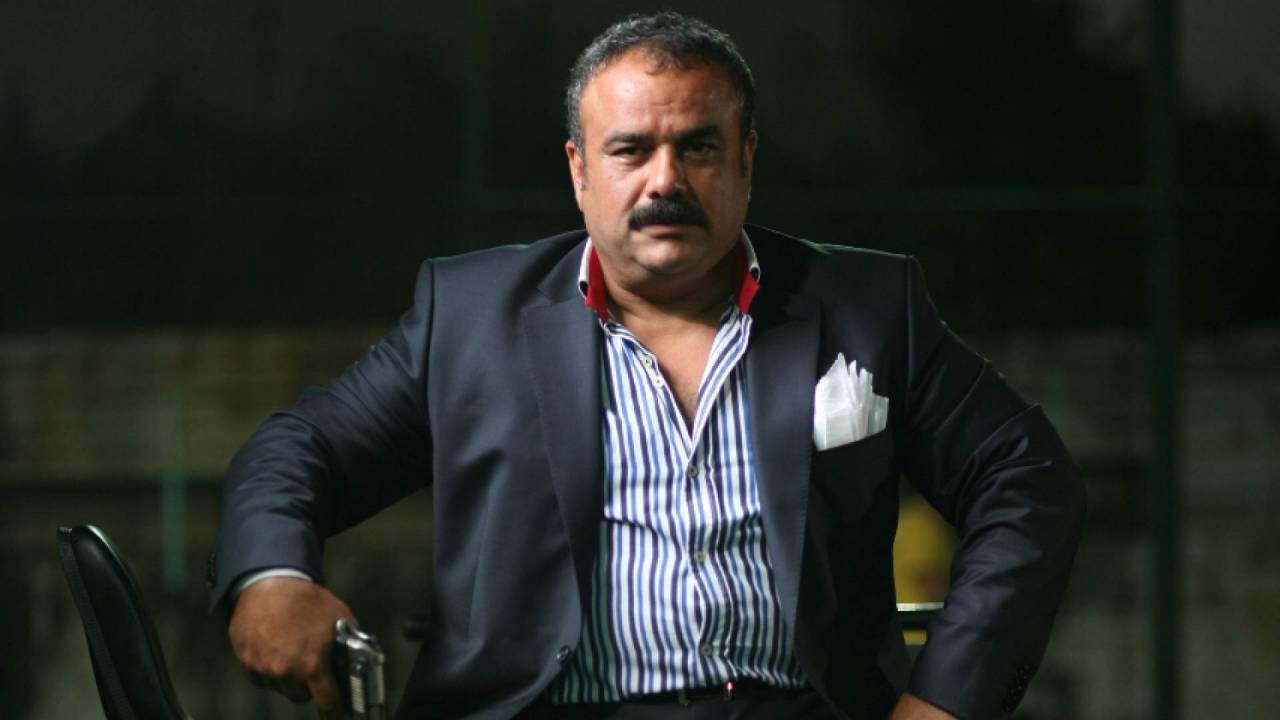 Məşhur t&uuml;rk m&uuml;ğənni TANINMAZ HALDA 