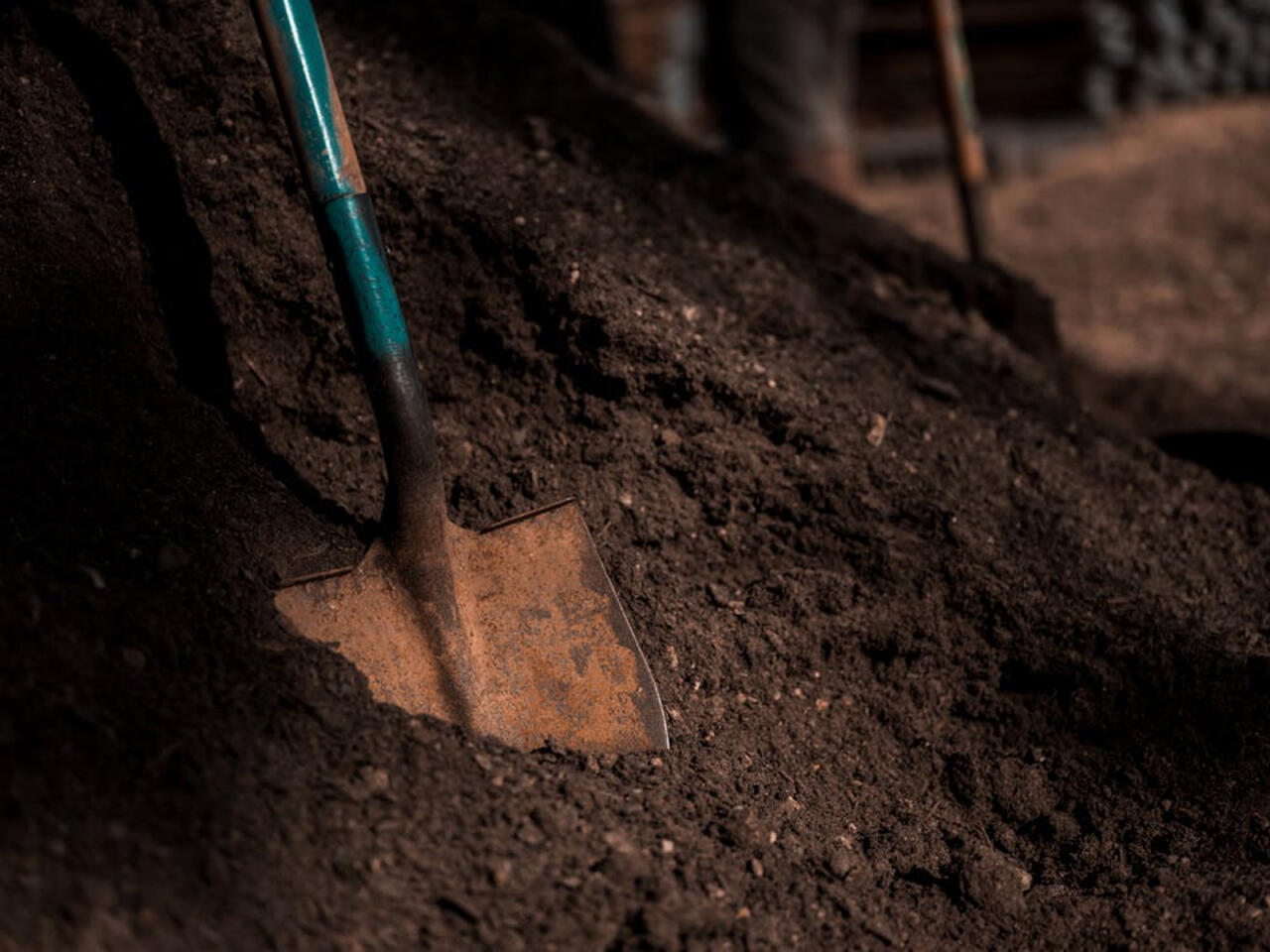 İsmayıllıda qeyriadi adət: &Ouml;lən adamı &ouml;z həyətində basdırıblar