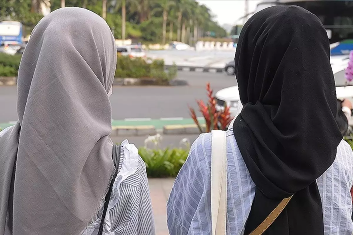 Əhalisinin 92 faizi müsəlmandır  Hicab qadağa edildi