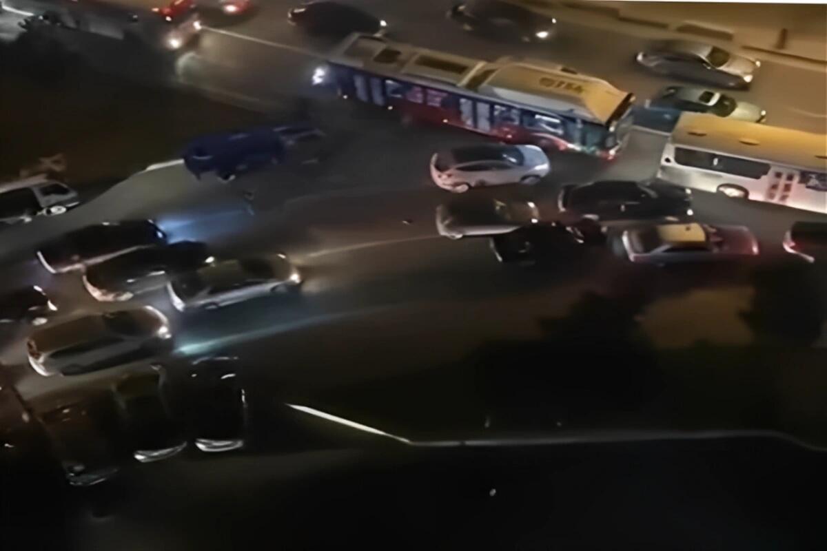 Bakıda taksi s&uuml;r&uuml;c&uuml;s&uuml; təhl&uuml;kə sa&ccedil;dı: Ətrafdakı maşınları əzdi 