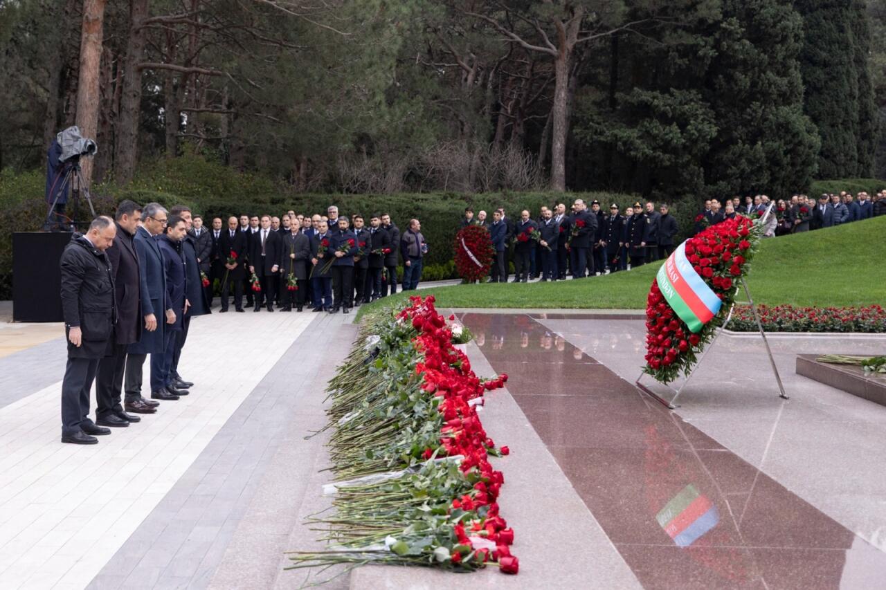 "AzerGold"un kollektivi &Uuml;mummilli Lider Heydər Əliyevin məzarını ziyarət edib 