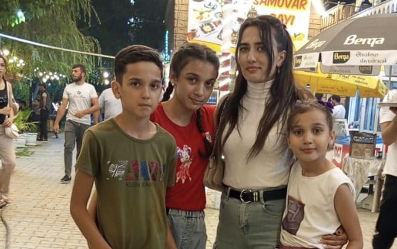 &Uuml;&ccedil; uşaq anası qızı ilə sinif yoldaşı oldu   31 yaşında attestat aldı 