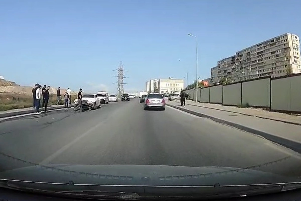 Bakıda "Bentley" qəza törətdi  Yaralı var
