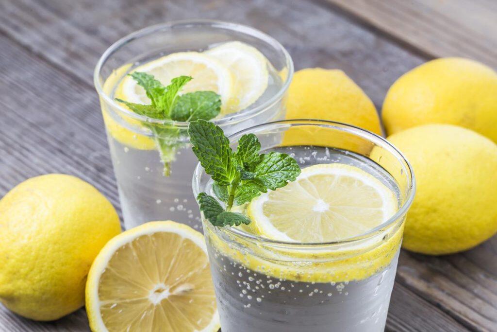 Səhər limonlu su i&ccedil;məyin faydaları