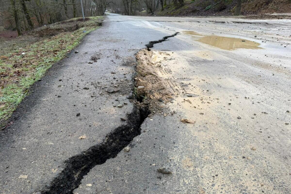 7 kəndi birləşdirən yolda g&uuml;cl&uuml; s&uuml;r&uuml;şmə OLDU