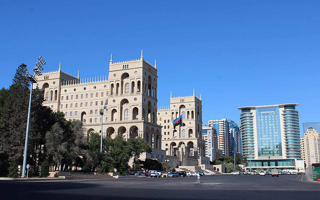 Azadlıq meydanının qarşısında hərəkət məhdudlaşdırılır 