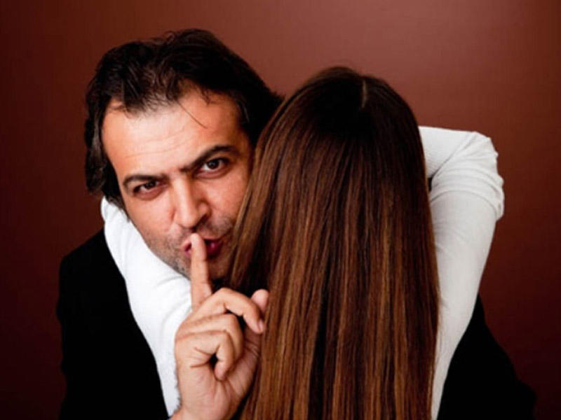 Birinin yalan danışdığını necə anlamaq olar?  Bu 4 cümlə bəs edir