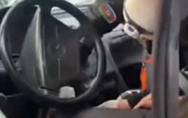 Bakıda iki maşın toqquşdu  S&uuml;r&uuml;c&uuml; avtomobildə sıxılı vəziyyətdə qaldı 