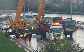 Bakıda təhlükəli qəza  evakuator aşdı, yağ və yanacaq yola dağıldı 