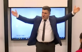 Ritmlə dərs keçən müəllim: "10 il əvvəl dərs keçdiyim şagirdlər zəng edib deyirlər ki..." 
