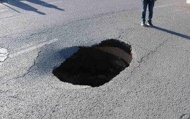 Bakıda bir həftə əvvəl çəkilən asfalt ÇÖKDÜ 