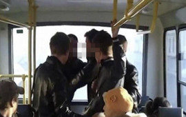 Toydan qayıdan qonşular avtobusda dalaşdı: "Barmağını onun ağzına salıb, cırmağa &ccedil;alışıb"