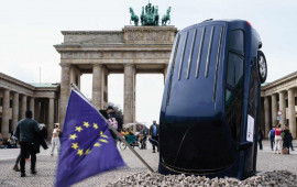 Almaniya u&ccedil;urumun kənarında: Gələcəkdən qorxan sənaye nəhəngi