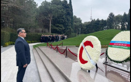 Azərbaycan Qızıl Aypara Cəmiyyətinin əməkdaşları Fəxri xiyabanı ziyarət ediblər 