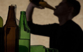 "Uşaqlara &ldquo;bir qurtum i&ccedil;ki&rdquo; icazəsi onların gələcəyini təhl&uuml;kəyə atır"  M&Uuml;SAHİBƏ