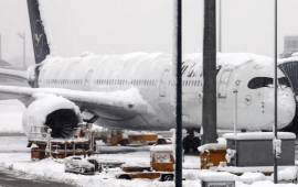 U&ccedil;uşlar təcili dayandırıldı, 500ə yaxın sərnişin təyyarədə qaldı