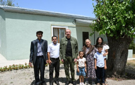 İlham Əliyevin Xocalı sakininin evində səmimi söhbəti 
