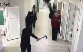 Qazaxıstanda məktəbli sinif yoldaşlarına balta ilə h&uuml;cum etdi 