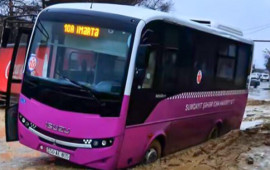 Sumqayıtda avtobus pal&ccedil;ıqlı yolda batdı  VİDEO