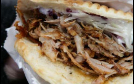 Paytaxtda məşhur restoranda d&ouml;nərin i&ccedil;indən &ccedil;ıxan ş&uuml;şə vətəndaşın dilini kəsdi