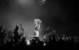 &Ccedil;elik səhnədə yıxıldı  VİDEO