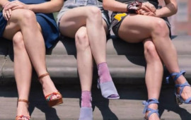 Nəyə g&ouml;rə qadınlar ayaqlarını &ccedil;arpazlaşdırdıqda &ouml;zlərini daha inamlı hiss edirlər  Səbəbi bu imiş