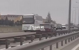 Magistralda &ldquo;protiv&rdquo; gedən s&uuml;r&uuml;c&uuml; həbs edildi  VİDEO