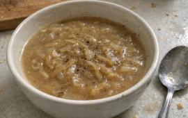 Karamelizə soğanlı şorba resepti: az ərzaqla zəngin ləzzət