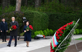 D&ouml;vlət və h&ouml;kumət rəsmiləri Fəxri xiyabanda Ulu &Ouml;ndər Heydər Əliyevin xatirəsini yad ediblər  FOTO