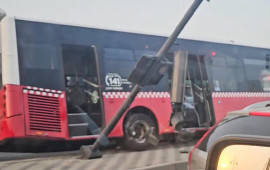 Bakıda sərnişin avtobusu qəza törətdi 