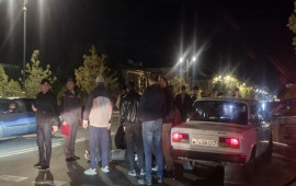 Avtomobil məktəblini vurdu 