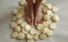 Kartof dilimini ayağın altına qoymaq soyuqdəyməni müalicə edir?  Mütəxəssisdən açıqlama