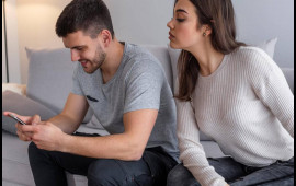 Pul verin başqasının "Whatsapp" yazışmalarını oxuyaq  Bakıda qəribə xidmət  FOTO