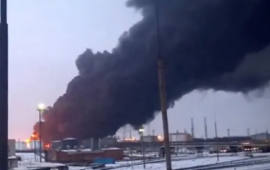 Rusiyanın 5 ən b&ouml;y&uuml;k neft zavodundan biri vuruldu  VİDEO