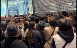 Bakıda "Black Friday" izdihamı  Qapılar a&ccedil;ılan kimi mağazaya "h&uuml;cum etdilər"  VİDEO