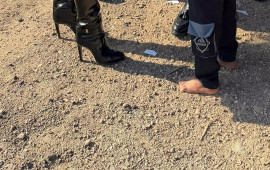 Ayağında 80 minlik &ccedil;əkmə ilə ayaqyalın uşaqları ziyarət etdi 