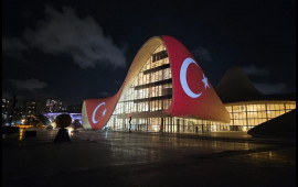 Heydər Əliyev Mərkəzi Türkiyə bayrağı ilə işıqlandırıldı