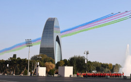 Bu ölkələrin rəsmiləri də paradı izlədi