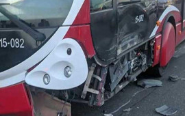 "BakuBus"ın avtobusu y&uuml;k maşını ilə toqquşdu 