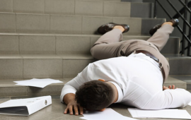 &ldquo;ASAN Xidmət&rdquo;də m&uuml;hafizə&ccedil;i ilə əlbəyaxa olub pilləkəndən yıxıldılar