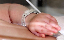 1 yaşlı uşaq xəstəxanada &ouml;ld&uuml;