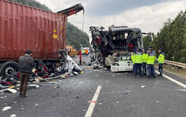 T&uuml;rkiyədə avtobusla y&uuml;k maşını toqquşdu  &Ccedil;ox sayda &ouml;l&uuml; və yaralı var 